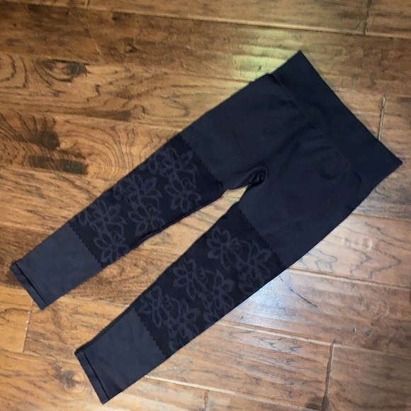 Fabletics black XS Capri leggings workout pants athletic gear floral mesh net XS - Picture 6 of 12